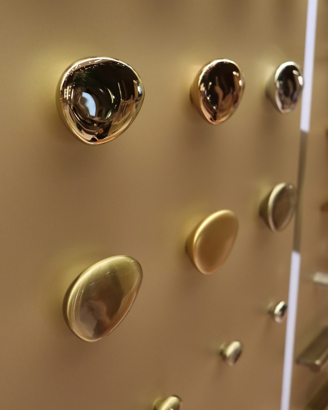 Parede de puxadores dourados no showroom