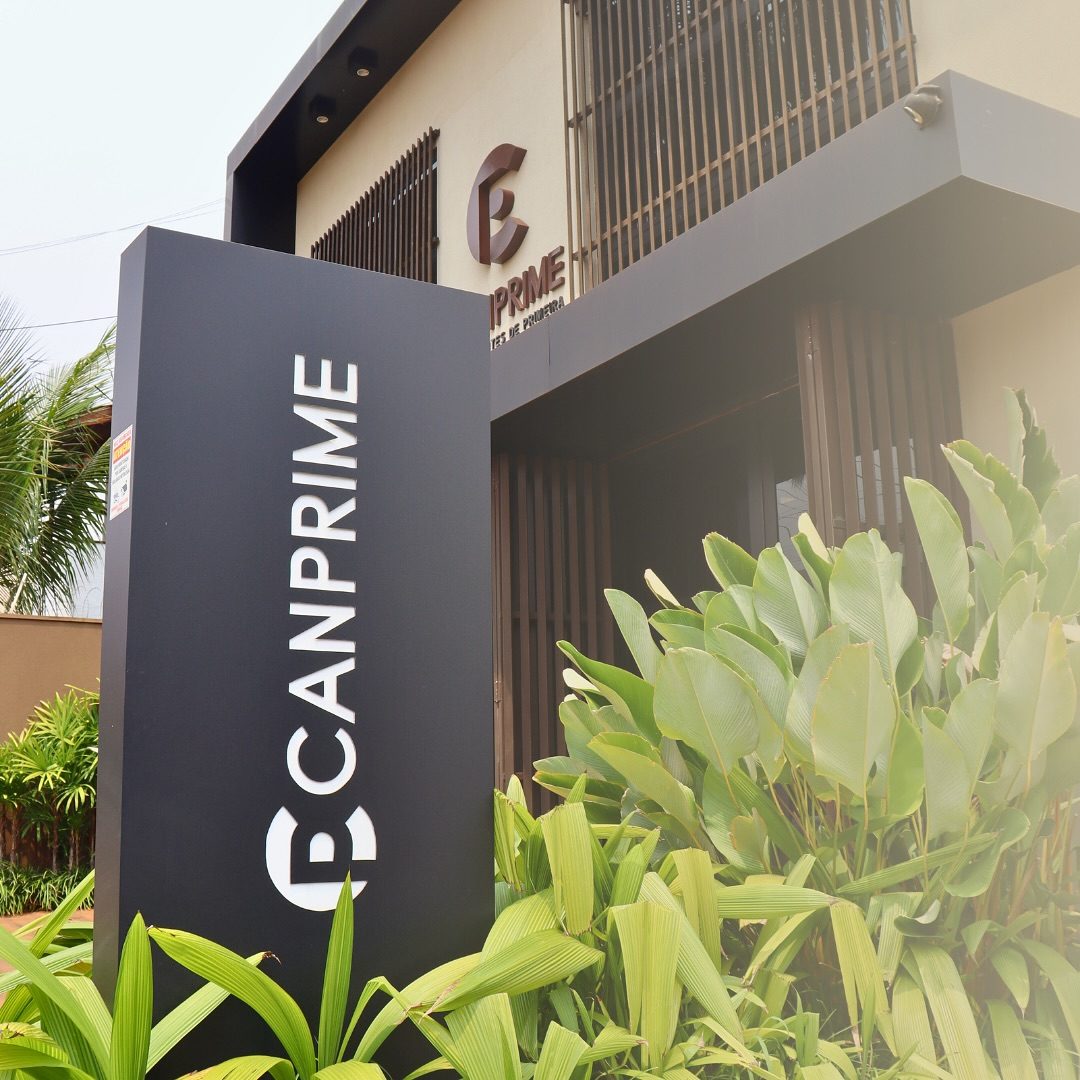Totem CANPRIME na entrada do showroom